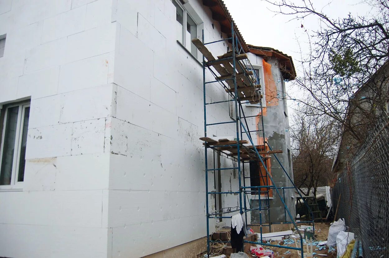 Утепление газобетона. Теплоизоляция для стен снаружи газобетона. Утеплитель для стен снаружи под штукатурку. Эппс газобетона d200. Утеплитель для газобетона.