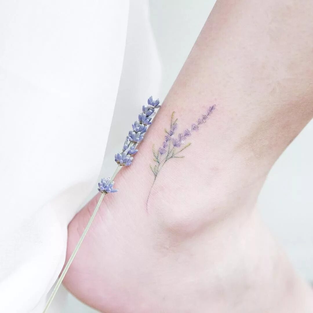 Тату лаванда. Тату лаванда на руке. Тату ветка лаванды на руке. Тату веточка. Тату лаванда.