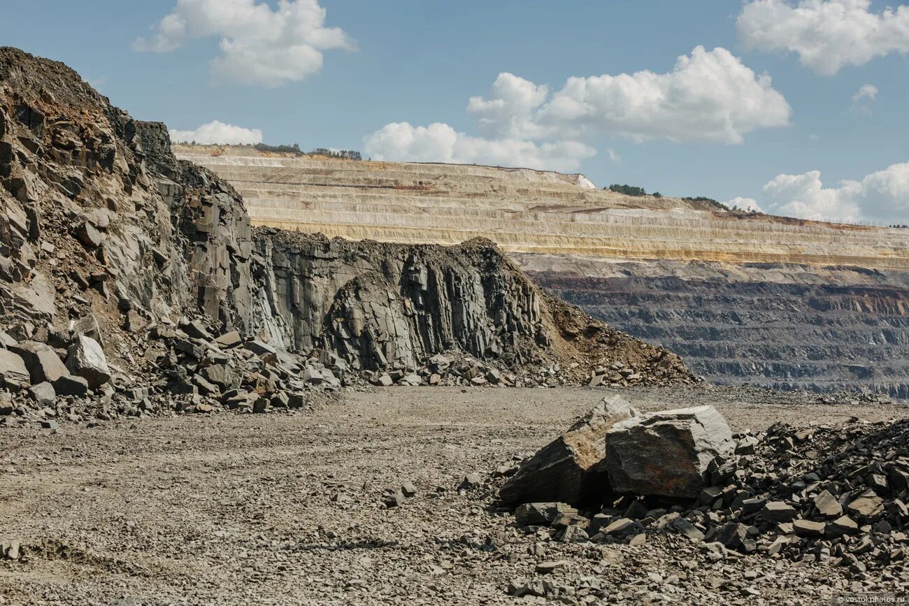 Курская магнитная аномалия кма в железногорске. Добыча редкоземельных металлов. Почему месторождение горы магнитной редчайшее в мире. Курская магнитная аномалия кма в железногорске. Курская магнитная аномалия карьер.