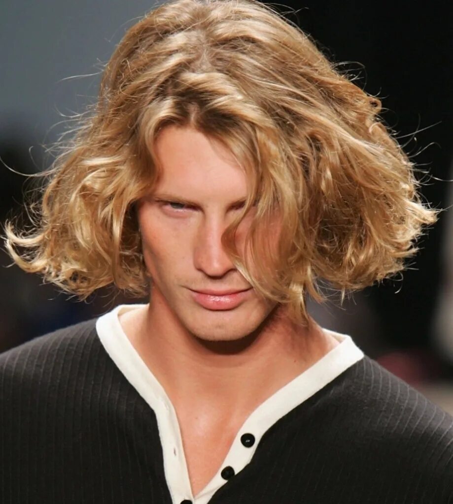 Прическа гаврош мужская. Вояж помпадур канадка. Волосы у парней. Стрижки мужские стильные. Мужские причёски с длинными волосами.