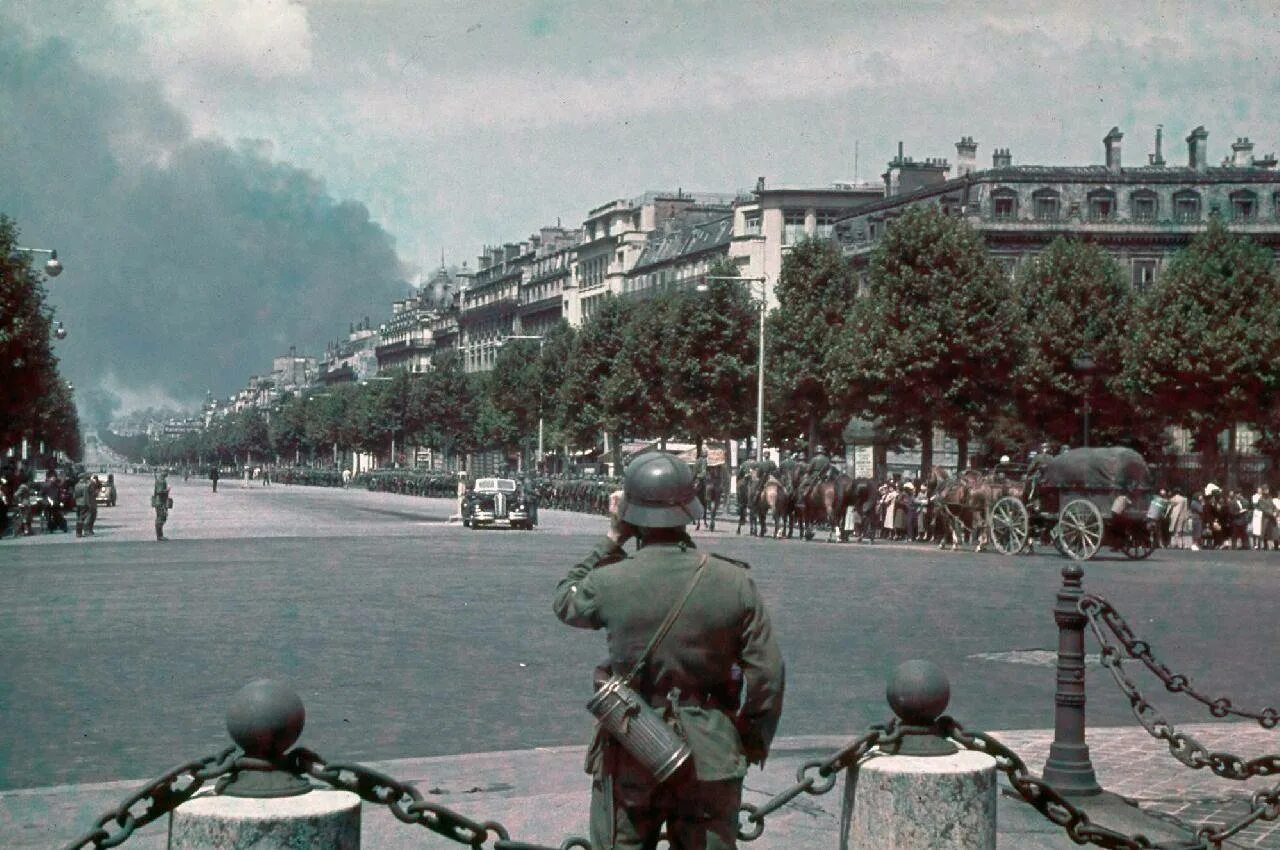 Оккупация Парижа германскими войсками 1940. Парад вермахта в Париже 1940. Немецкие солдаты в Париже 1940.