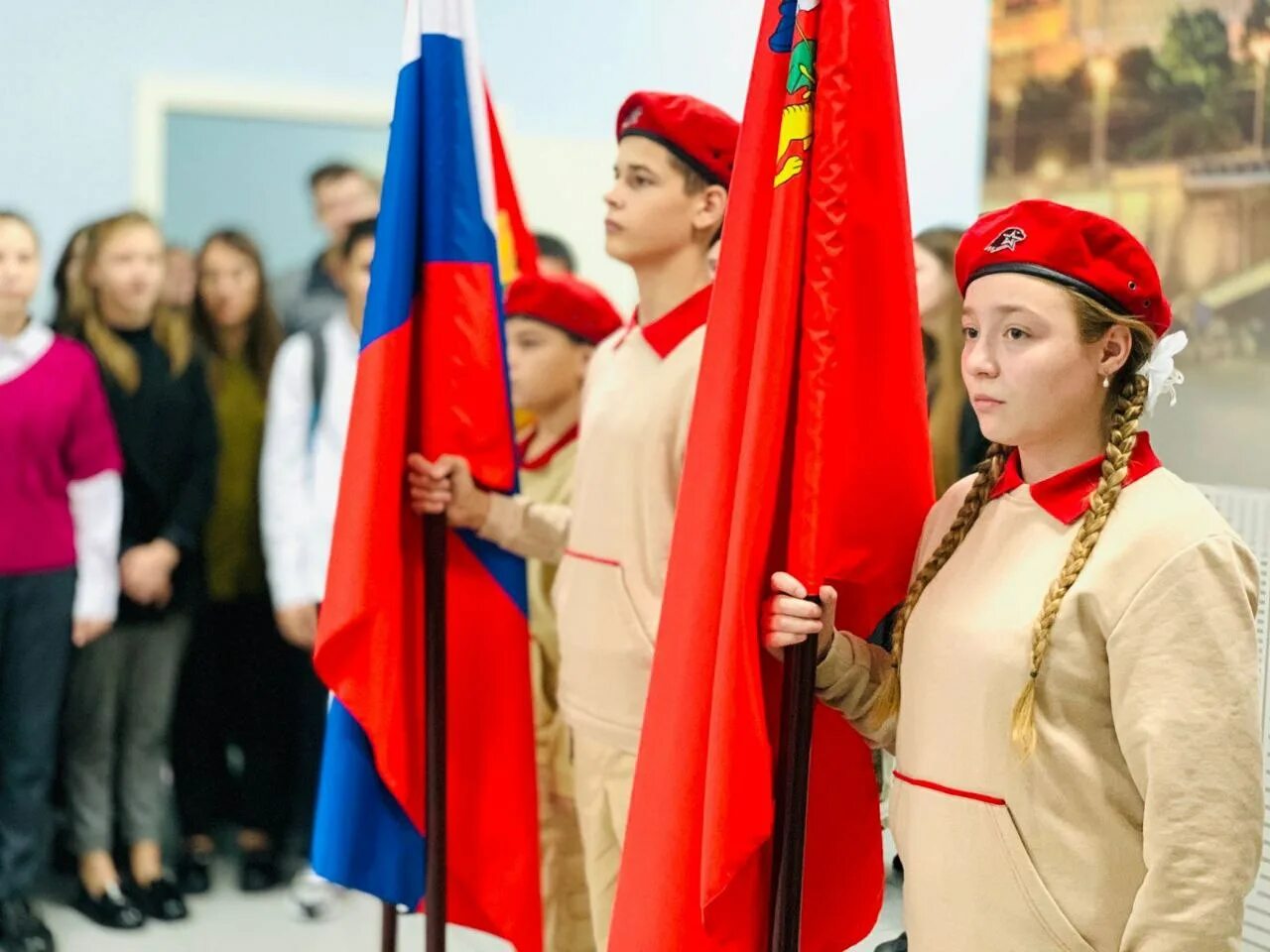 Ритуал подъема и спуска государственного флага. Еженедельное поднятие флага в школах. Ритуал подъема и спуска государственного флага. Церемония выноса государственного флага в школе. Приказ регламентирующий проведение церемонии поднятия государственного флага.