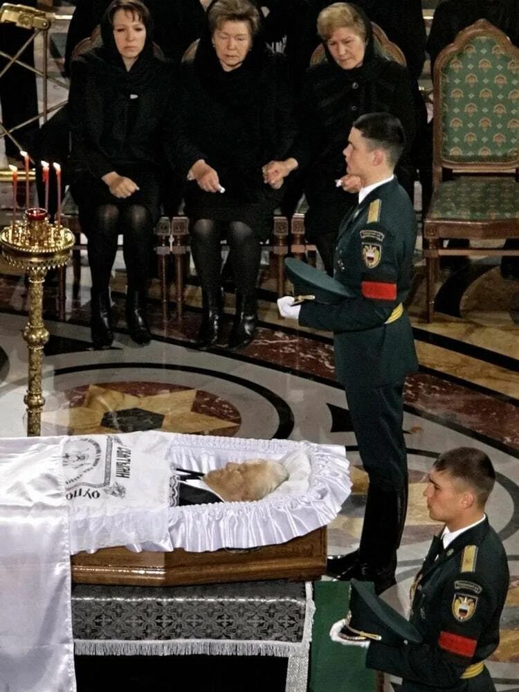 Дети мертвой звезды. Мама в гробубу. Дети мертвой звезды. Дети мертвой звезды. Красивый наряд на похороны.