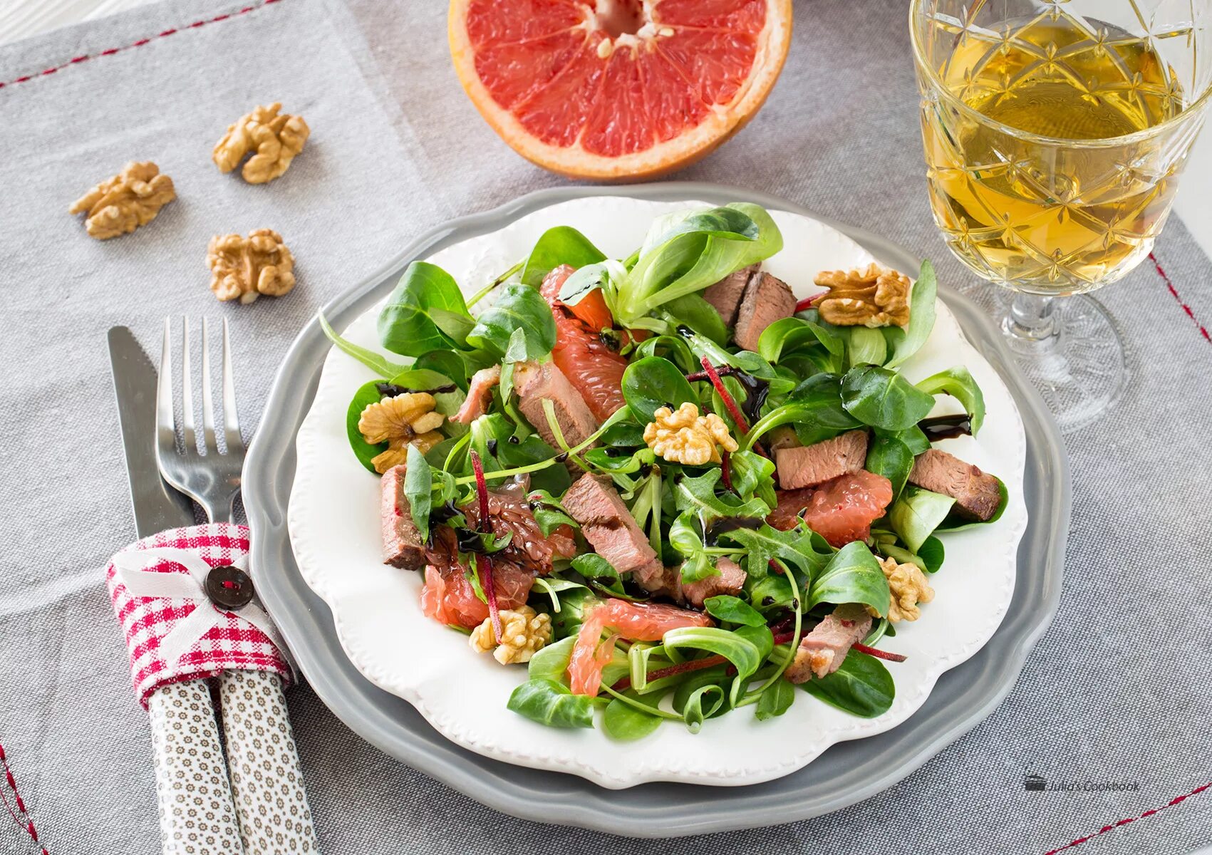 салат с грейпфрутом и куриным филе. куриный салат с грейпфрутом. салат пп с грейпфрутом. куриный салат с грейпфрутом. салат с грейпфрутом и курицей.