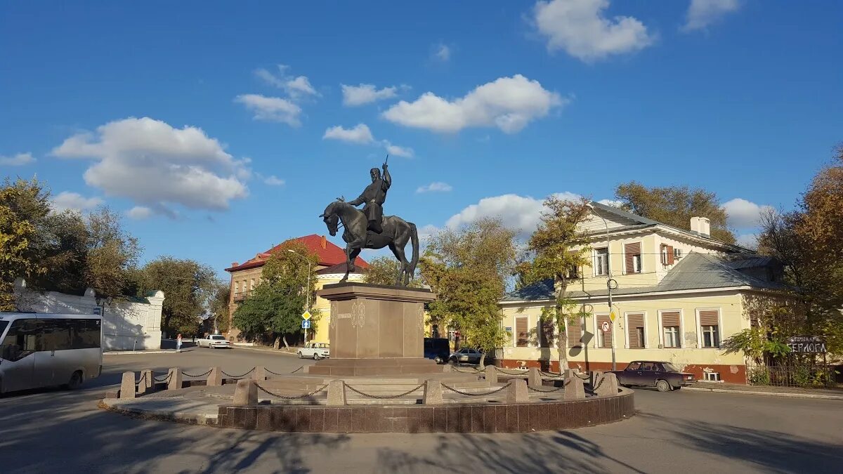 Памятник курмангазы. Памятник Курмангазы Астрахань. Курмангазы Сагырбайулы Астрахань. Курмангазы Сагырбаев памятник Астрахань. Музей Курмангазы Астрахань.