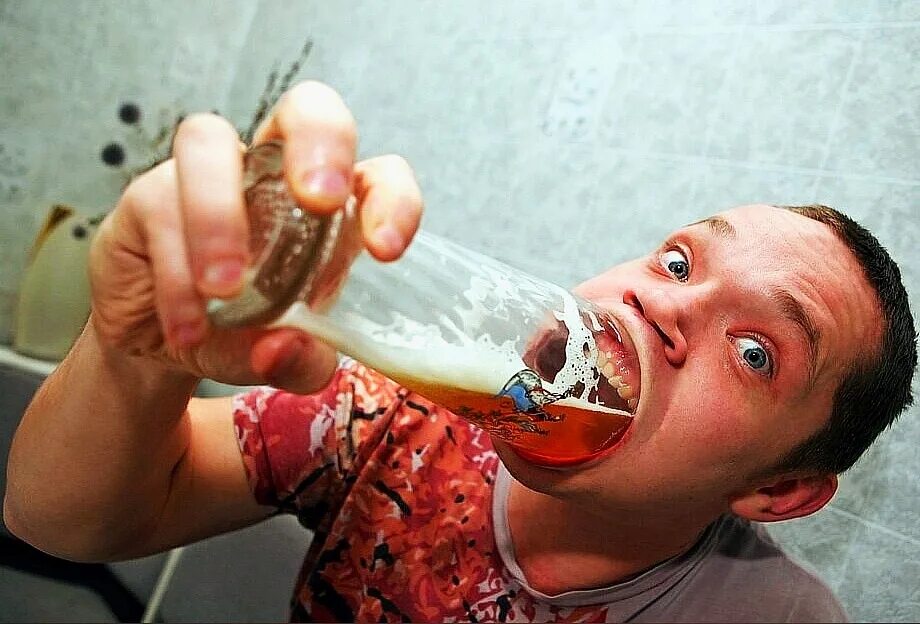 В роду пьют. Человек пьет пиво. Что попить с пивом. Люди пьющие пиво смешные.