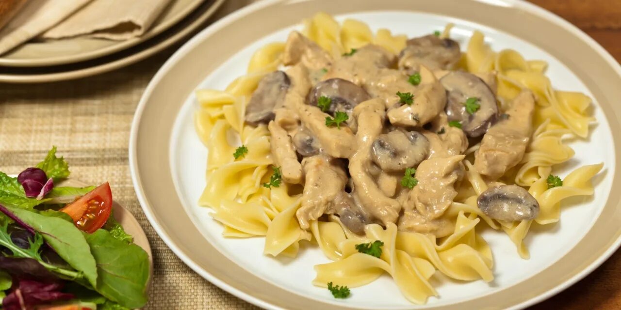 Бефстроганов из курицы с грибами со сливками. Бефстроганов из курицы с грибами. куриный бефстроганов. куриный бефстроганов с грибами. курица строганов с грибами.