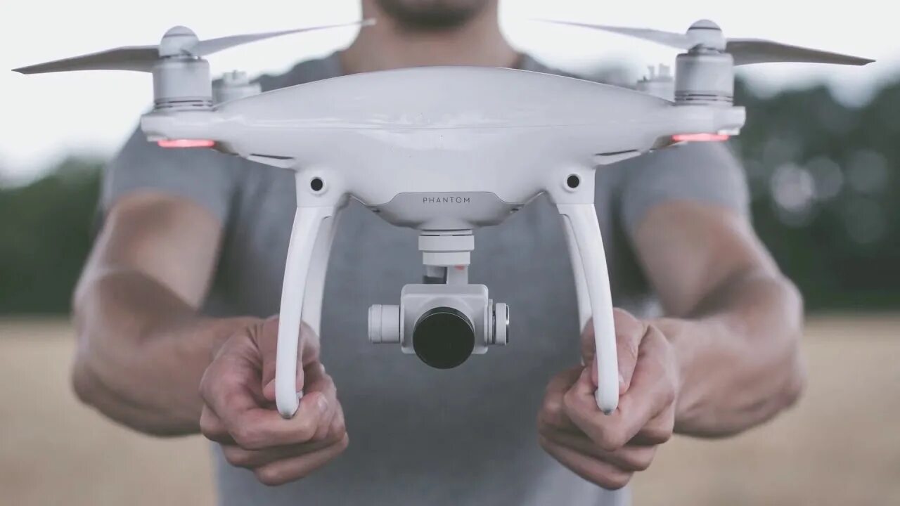 Беспилотники в москве. Дрон. Дети запускают дрон. Квадрокоптер для человека. Человек с квадрокоптером.