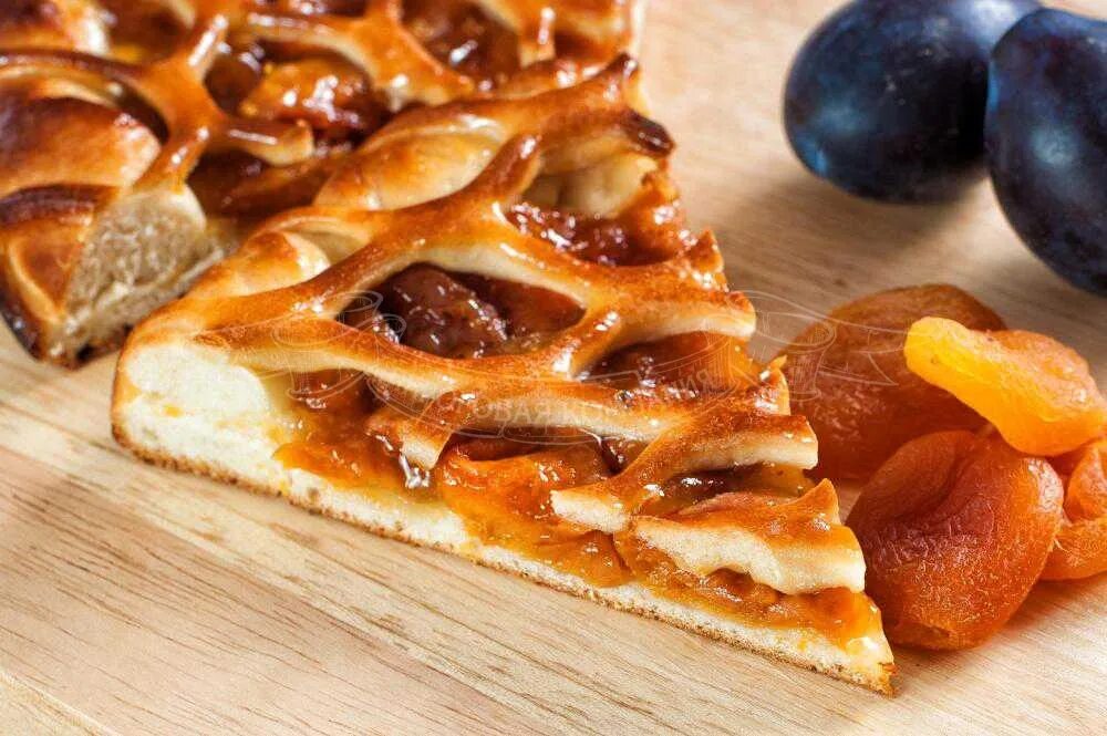 Рецепт пирог с курагой дрожжевое тесто. Открытый пирог с курагой. Пирог с яблоками и курагой. Пирог с курагой и черносливом. Рецепт пирог с курагой дрожжевое тесто.