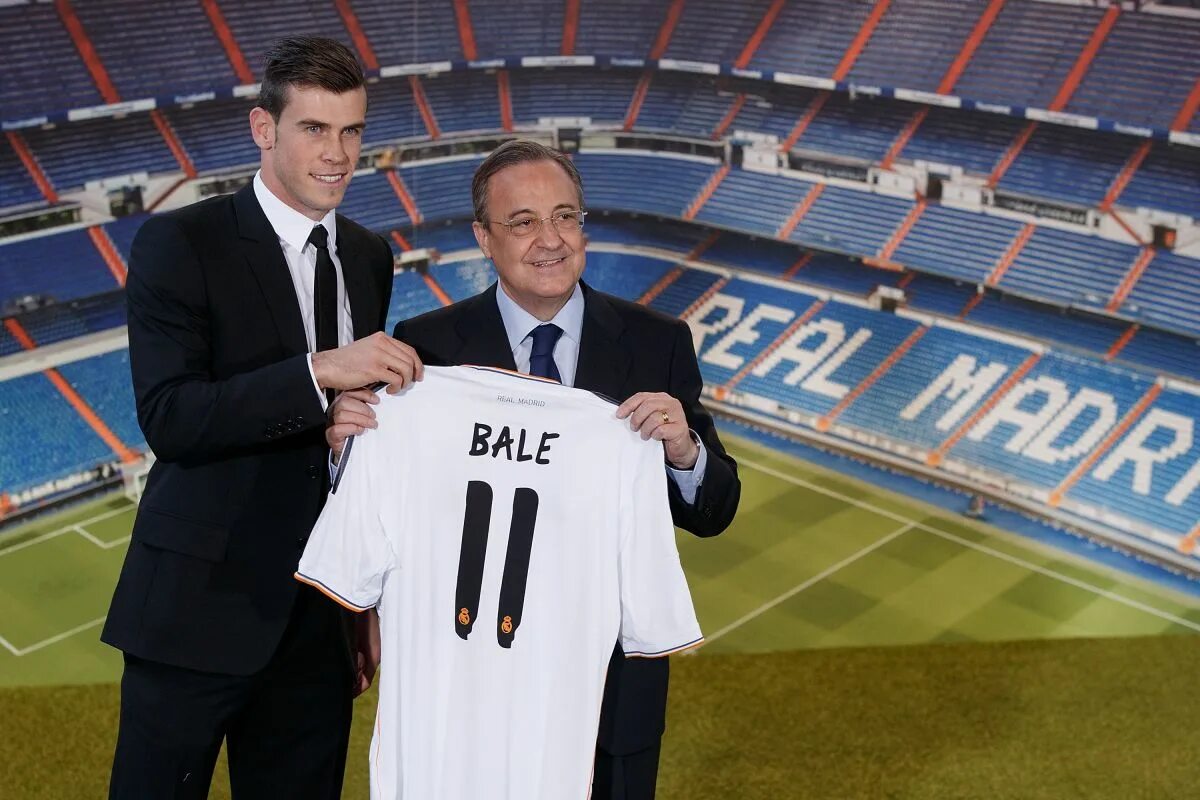Самой дорогой трансфер футбола. Bale Реал. Bale real Madrid. Gareth Bale Tottenham real Madrid. Гарет Бэйл перешел в Реал.
