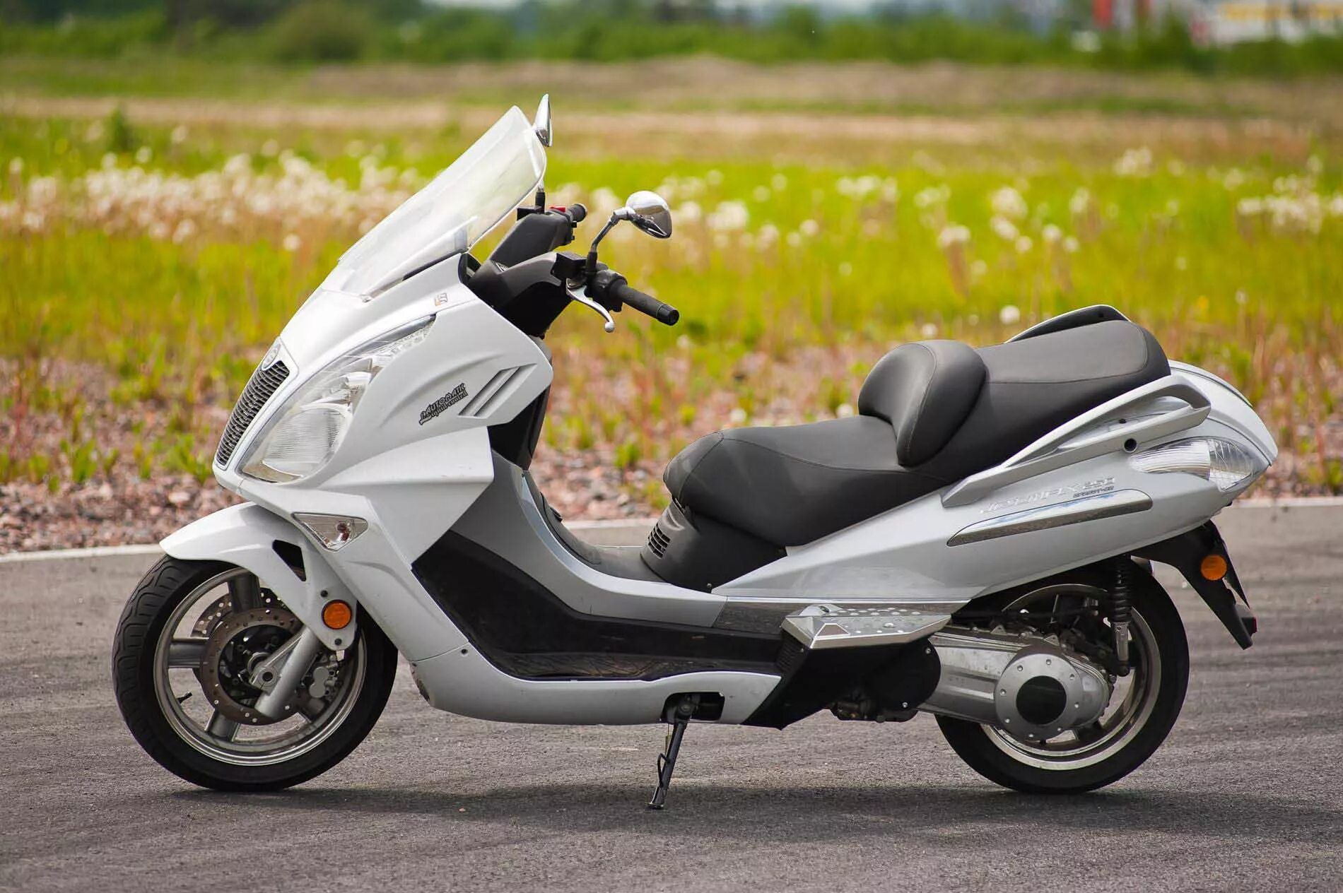 Двухместный скутер 50 кубов. CFMOTO Jet Max (cf250t-6a). Скутер Honda CF 250. CF Moto скутер 250. Suzuki 500 кубов скутер.