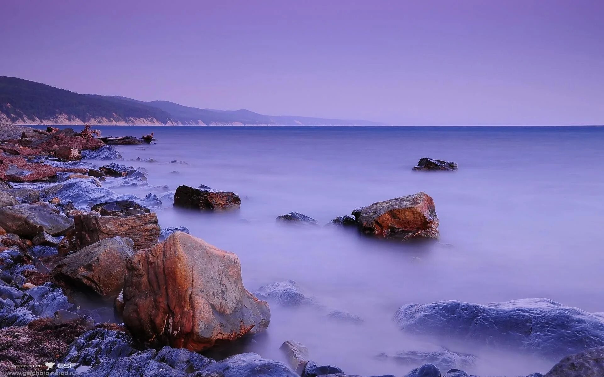 Море. Обои на рабочий стол нейтральные. Море картинки. Заставка на рабочий стол камни. Морское побережье.