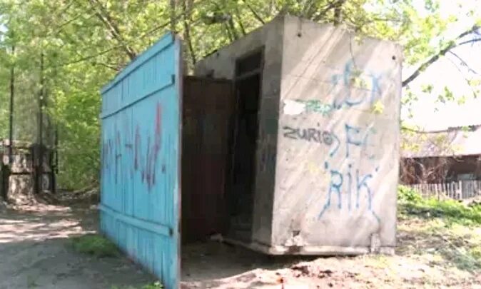 Маму за гаражами рассказ. Маму за гаражами рассказ. Общественный туалет на улице. Прикольный гараж. Прыгания по гаражам.