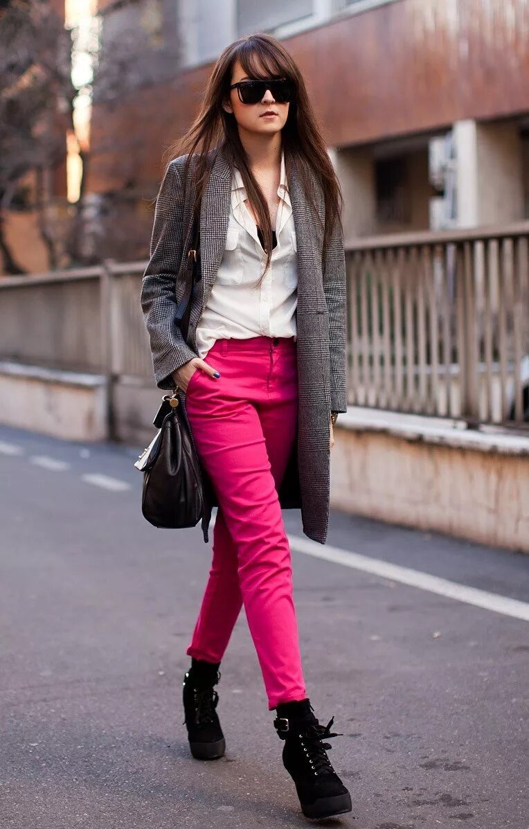 сочетания с бордовыми брюками. образ с розовыми брюками. малиновые брюки сочетание. оьращы с розовыми брюками. оьращы с розовыми брюками.