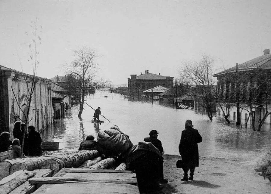 Какие улицы затопила в городе орске. Орск 1957 наводнение в Орске. Наводнение в Орске в 1957. Орск наводнение 1942 года. Разлив Урала 1942.