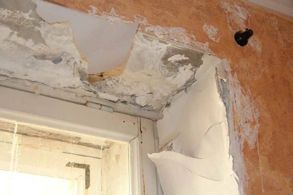 Подкапывает шаровый кран. Свищи на трубах водоснабжения. Соединение унитаза с канализационной трубой. Труба с вентилем. Прорыв трубы водоснабжения в квартире.