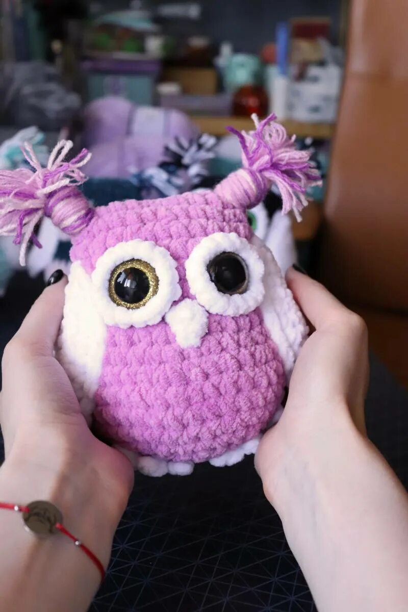 Вязаная сова из пуффи. Вязаная игрушка сова. Совушка вязаная из плюшевой пряжи. Вязаная игрушка сова амигуруми. Букля амигуруми.