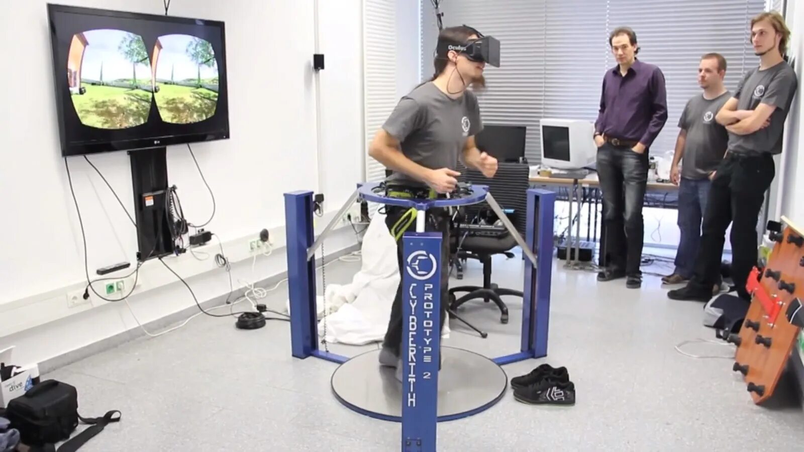 Контроль передвижений. VR оборудование. Виртуальная реальность оборудование. Тренажер виртуальной реальности. Оборудование для погружения в виртуальную реальность.