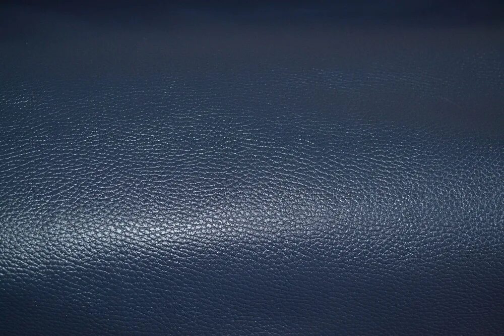 синяя кожа. текстура ткани. гладкая кожа nappa. 540. кожа наппа.
