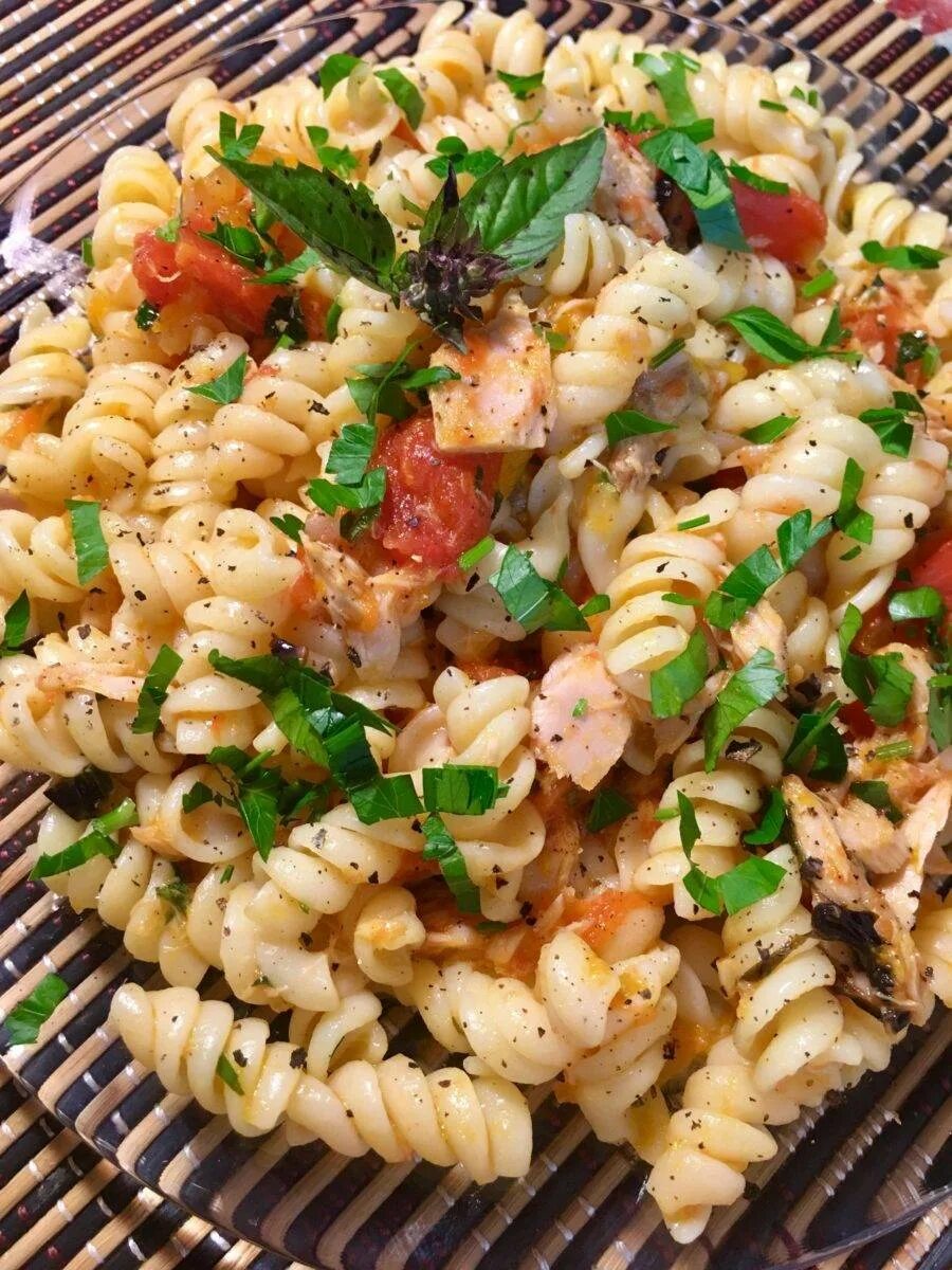 Фетучини с тунцом. Спагетти с тунцом и овощами. Паста с тунцом. Макароны с тунцом консервированные. Макароны с тунцом консервированным.