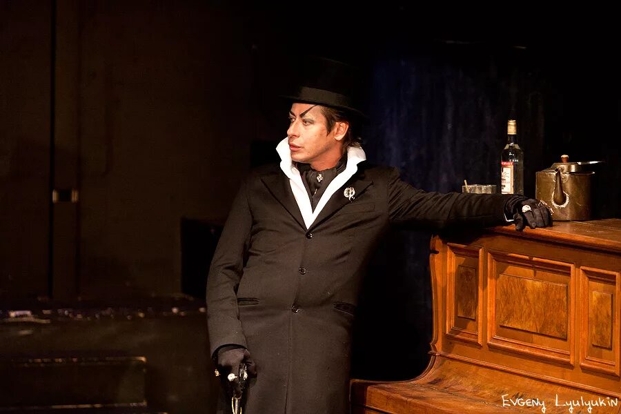 Спектакль мастер и маргарита в театре булгакова. Спектакль мастер и маргарита марка захарова. Сергей алдонин мастер и маргарита спектакль. Алдонин мастер и маргарита театр. Спектакль мастер и маргарита в театре булгакова.