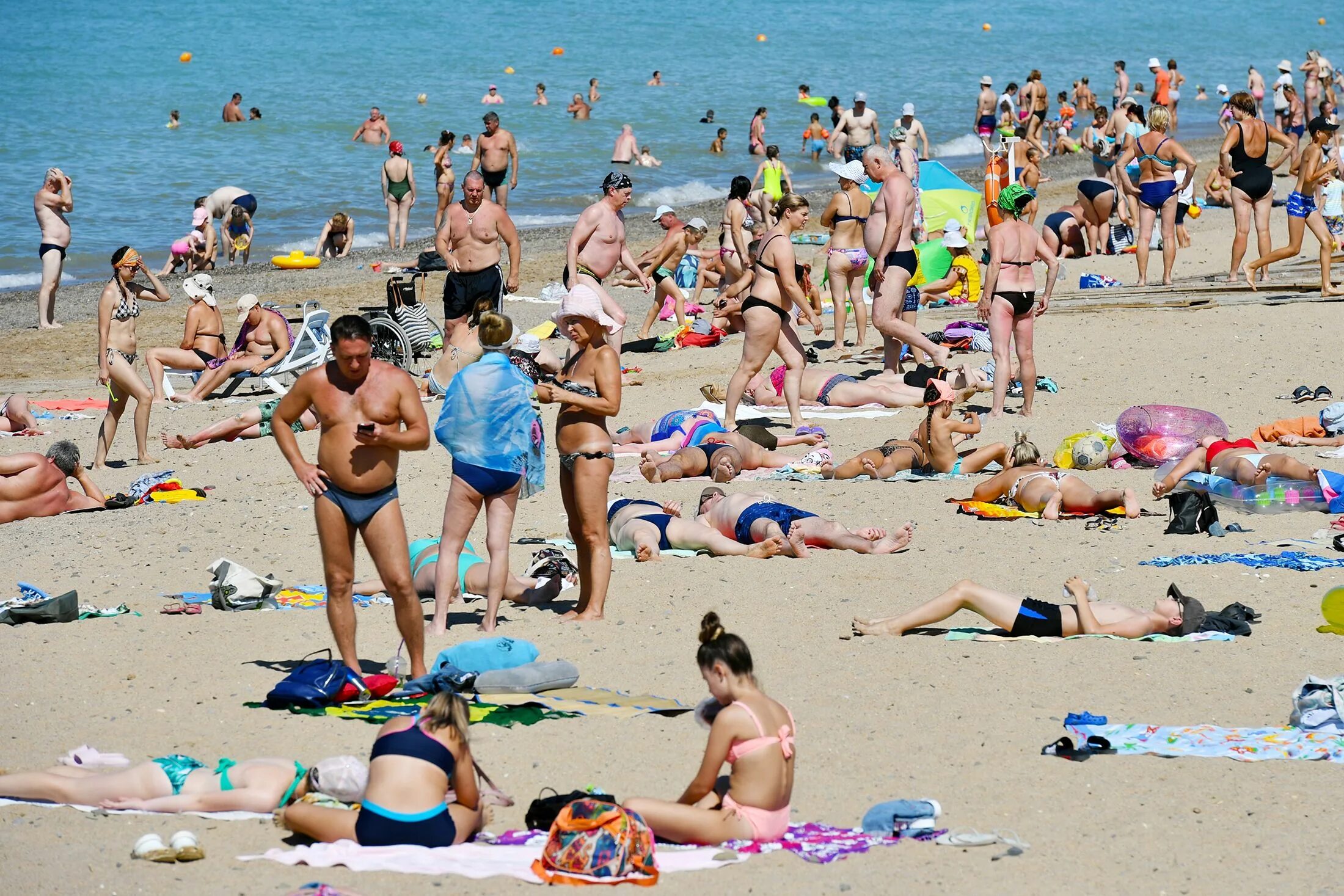 Можно ли ехать отдыхать в крым. Отдыхающие на пляже. Пляжи России. Крым пляж люди. Пляжи Крыма отдыхающие.