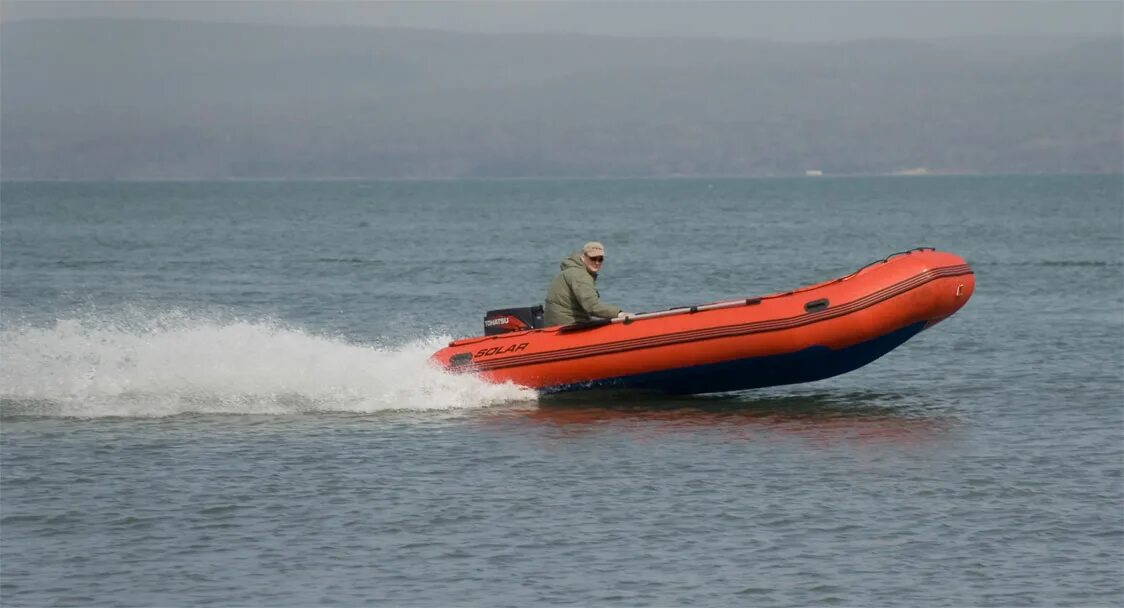 Когда можно на лодке выходить на воду. Лодка ПВХ на глиссере. Лодка glisser SV-350. Лодка моторная надувная Solar. Глиссирование ПВХ.