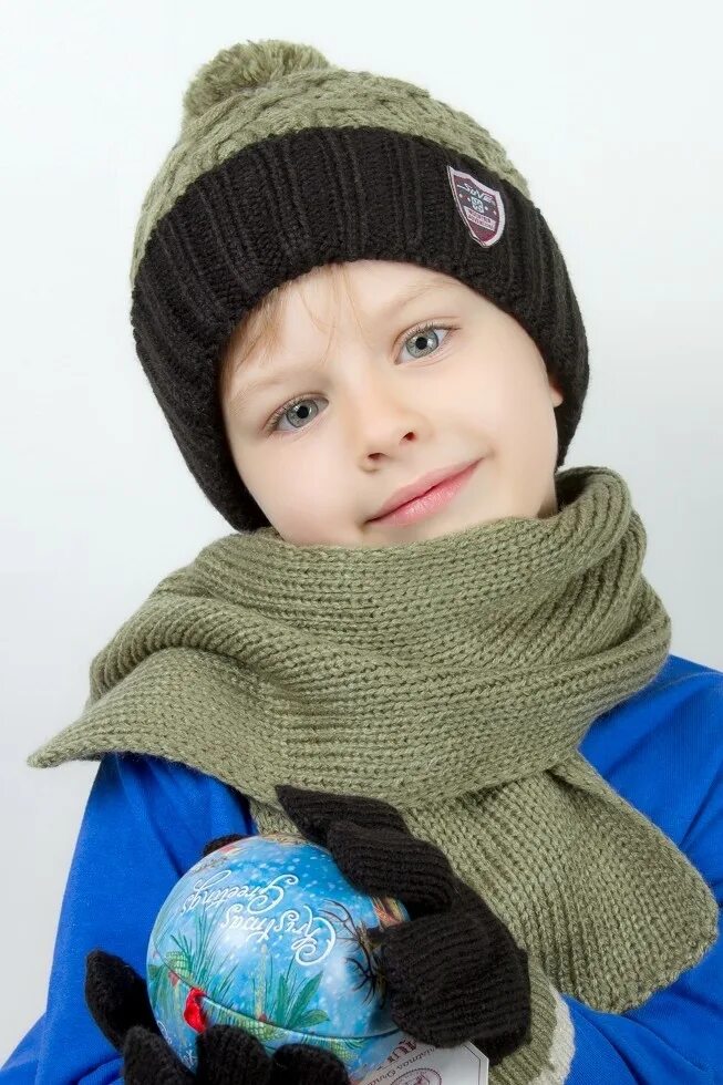Шапка зимняя зеленая. Зеленые шапочки детские. Салатовая шапка для мальчика. Шапка детская летняя. Зеленую шапку мальчику.
