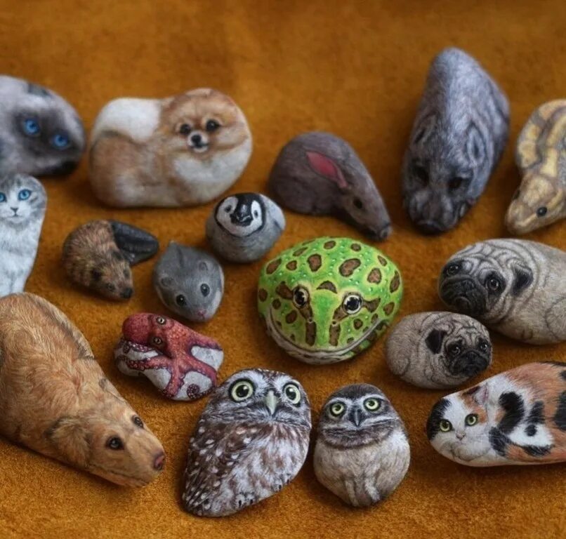 Камни года собаки. Зверюшки из камней. Животные на гальке. Животные из камушков. Роспись камней для сада животные.