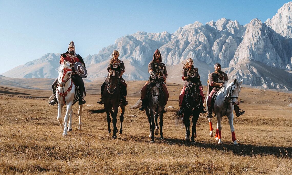 Джигит в бурке. Джигит в седле. Хакасы на лошадях. Джигитовка черкесов. Джигит из табора 5.