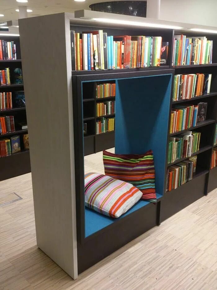 Книжный шкаф с местом для чтения. Стеллаж книжный. Книжный стеллаж с местом для чтения. Интерьер современной библиотеки.