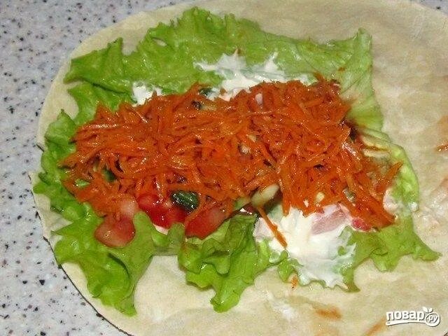 Начинки из корейской моркови. Лаваш с копченой курицей и корейской морковкой. лаваш с корейской морковкой. рулет из лаваша с копченой курицей и корейской морковью. лаваш с начинкой корейская морковь.