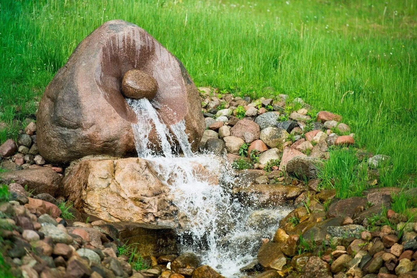 Родниковая вода вода родника. Родник Родничок. Ключ ручей Родник. Ивановский Родник Серпухов. Природный Родник.