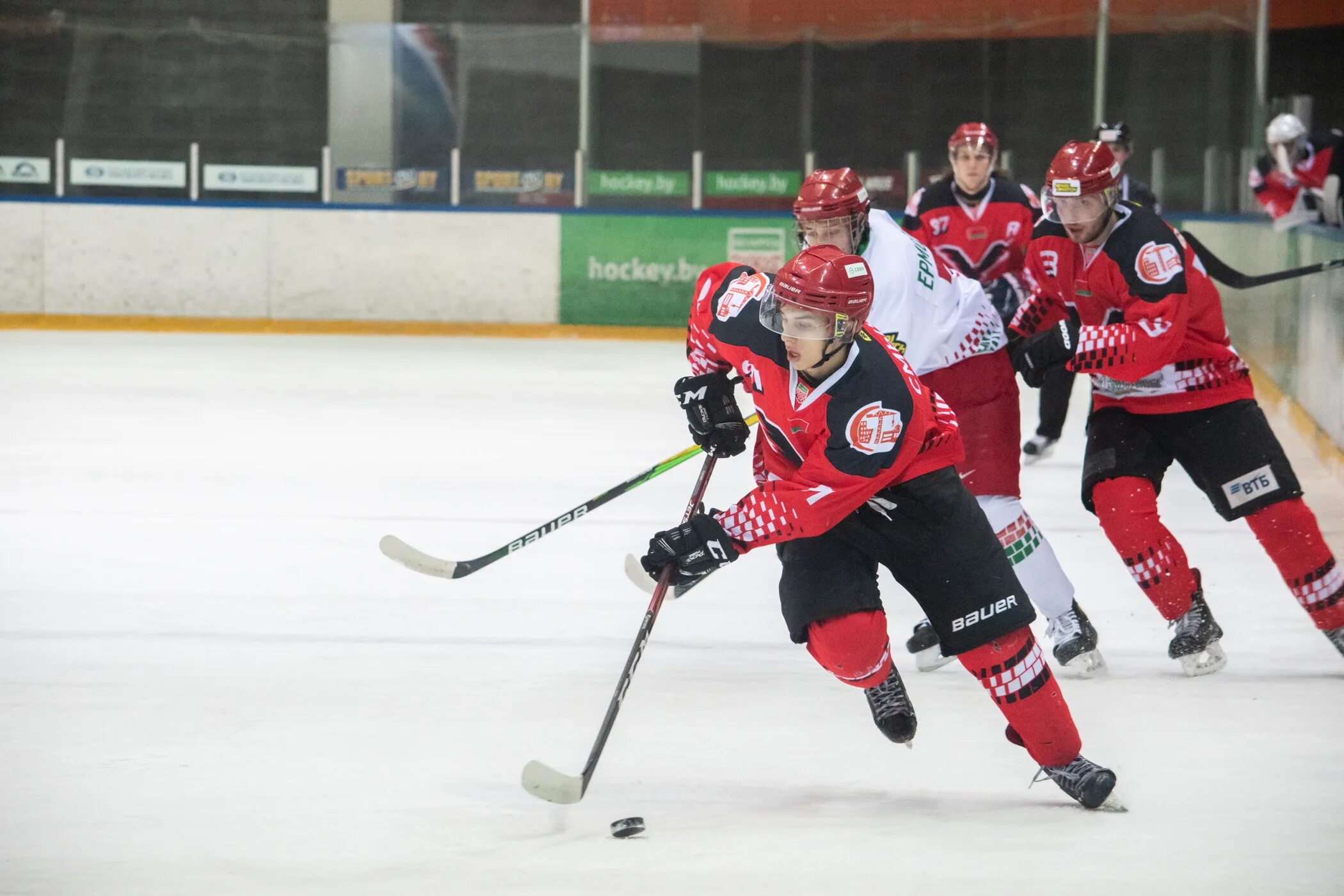 Фото команды ястребов в пинске. Барахтин александр пинские ястребы. Ястребы пинск. Лукашенко хоккей пинский ястреб. 04.
