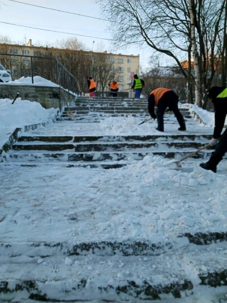 Прийти неожиданно дорожки не расчищены. Петрозаводск снег. Расчищенная дорожка от снега. Храм в Вологде расчищена тропинка от снега. Уборка снега на пешеходных Мостах Гормост.