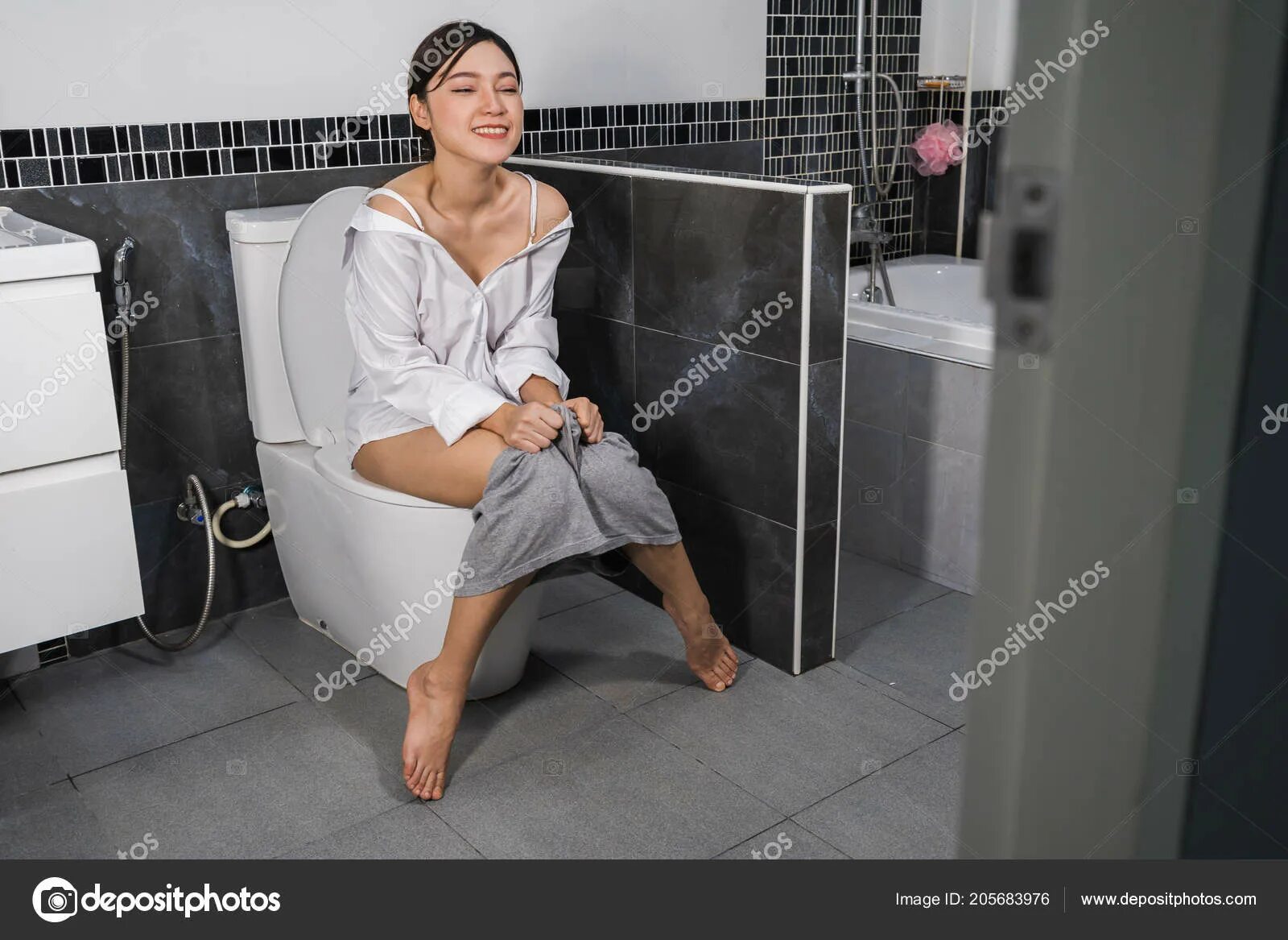 описалась возле туалета. девушка в платье уборной. девушка на унитазе вид сверху. девушка писает в офисе. девушка поносит.
