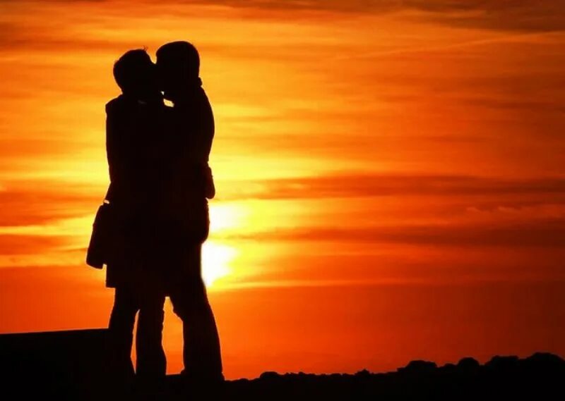 Сайт про любовь. Поцелуй на закате. Любовь на закате. Романтические картинки. Романтический закат.
