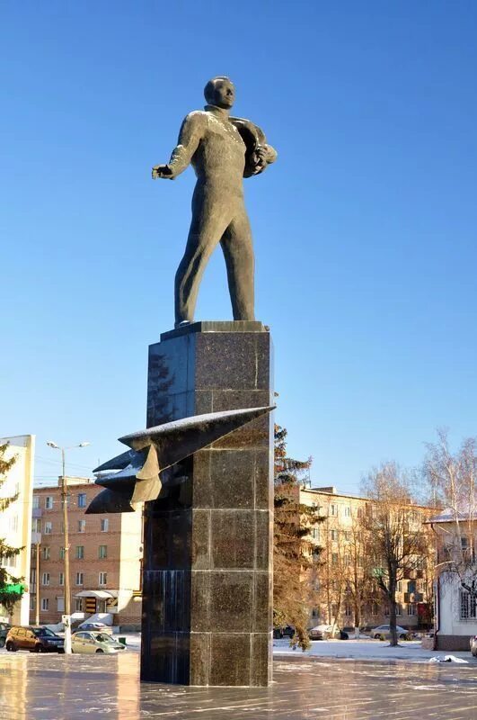 Г гагарин памятники. Гагарин памятник в Гжатске. Город Гжатск памятник Гагарину. Памятник Юрию Гагарину Смоленск. Памятник Юрию Гагарину в Гагарине Смоленской области.