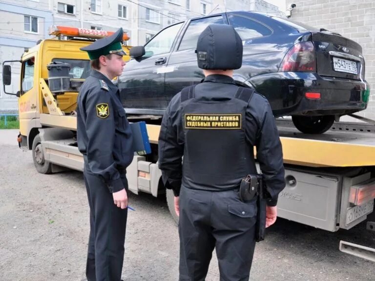 Арест автомобиля судебными приставами. Приставы арестовали авто. Машина в аресте у приставов. Пристав арестовывает машину.