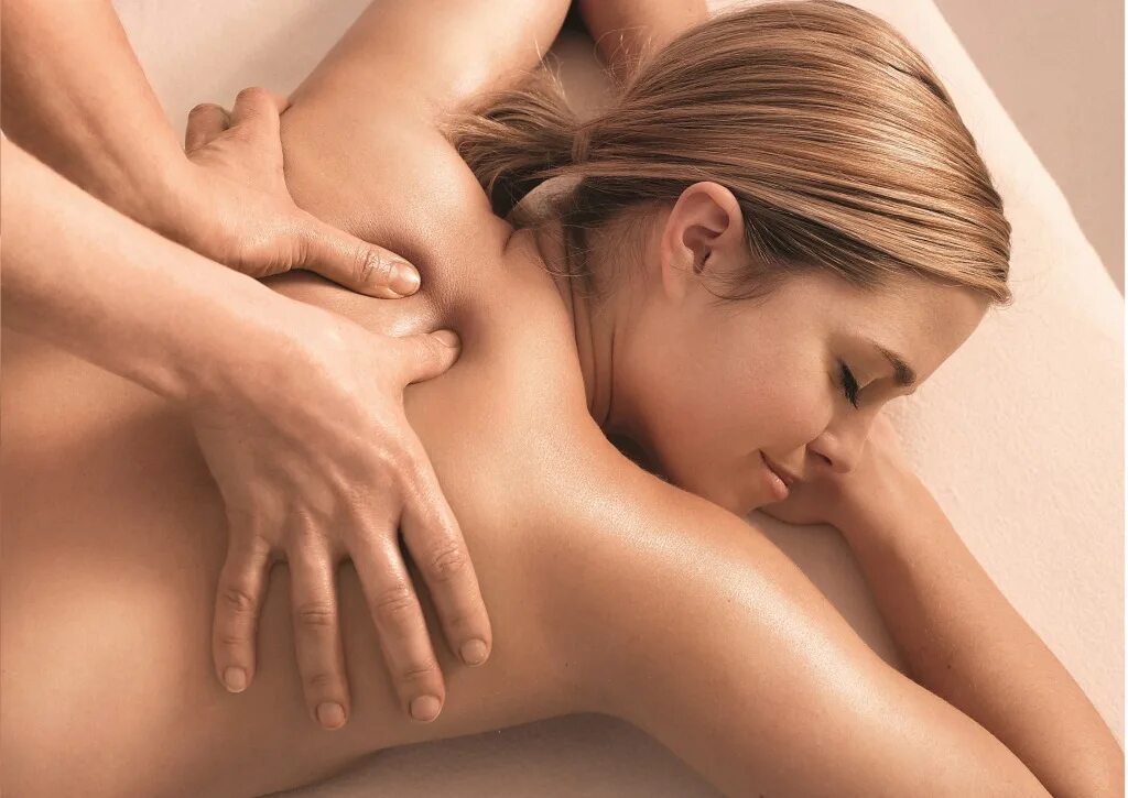 Married woman massage. Нежный массаж. Женский массаж. Мужские руки массажиста. Массаж спины девушке.