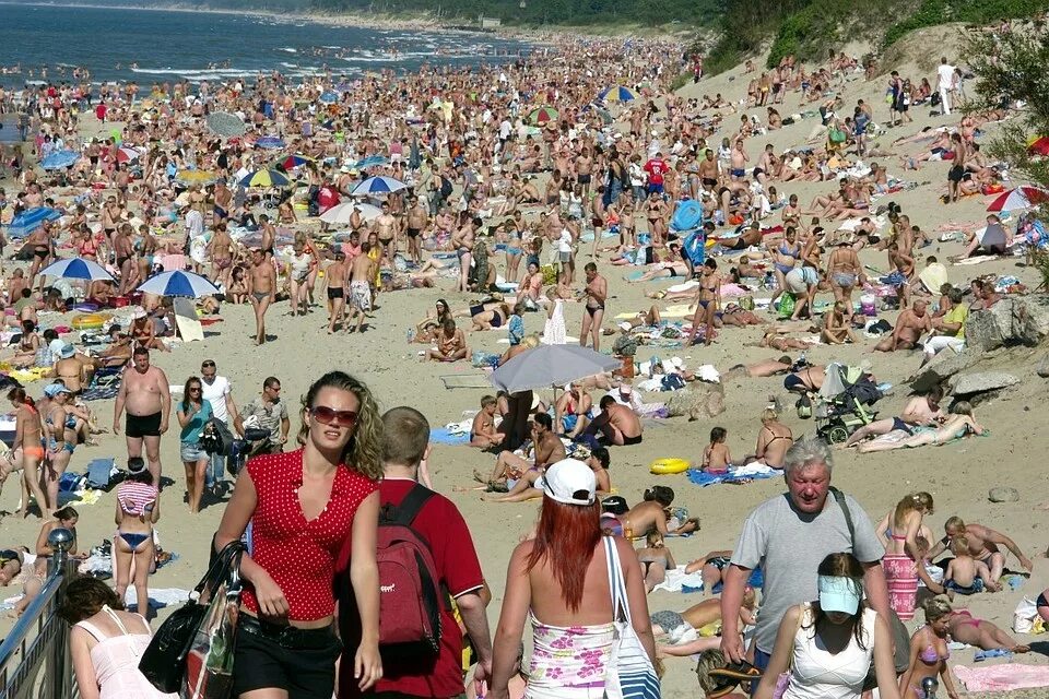 Много людей на пляже. Светлогорск пляж летом. Калининград летом пляж. Калининград можно ли поехать