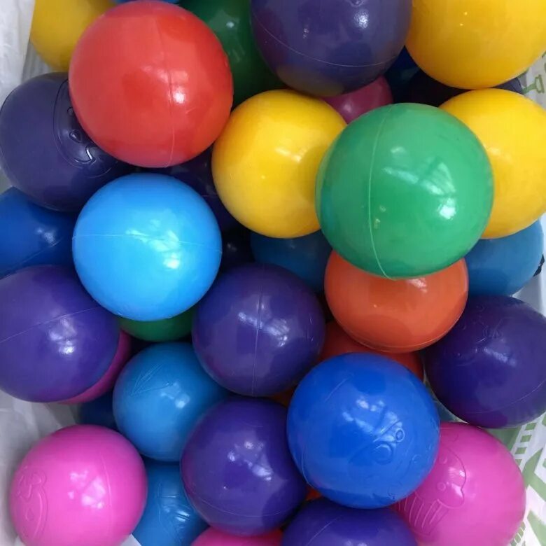 59 шаров. Пластиковые шарики. Крупные пластмассовые шары. Куча пластиковых шариков. Шарики пластиковые двухцветные.