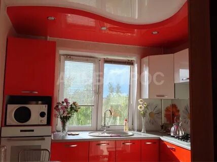 Натяжной потолок на кухню с колонкой