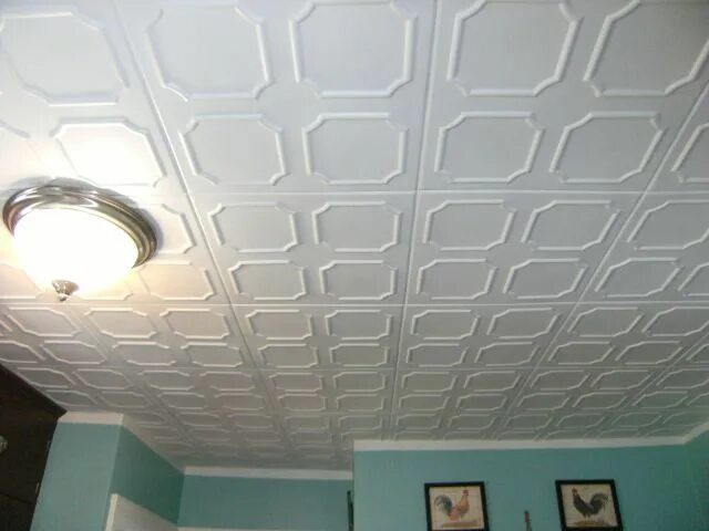 Пенопластовые плиты для потолка. Можно красить потолочную плитку. Потолочная плитка. Плитка на потолок. Плитка потолочная формат путц.