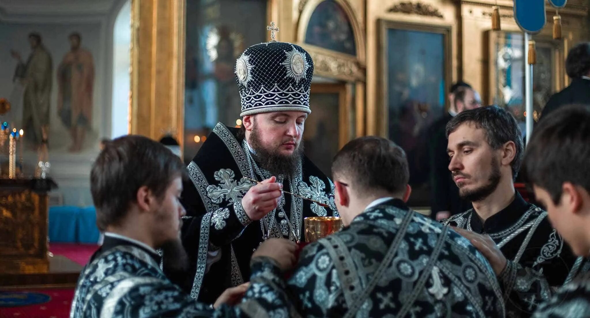 Вечерняя служба перед причастием. Причащение мирян СПБДА. Причастие в церкви. Литургия Преждеосвященных Даров. Таинство причастия.