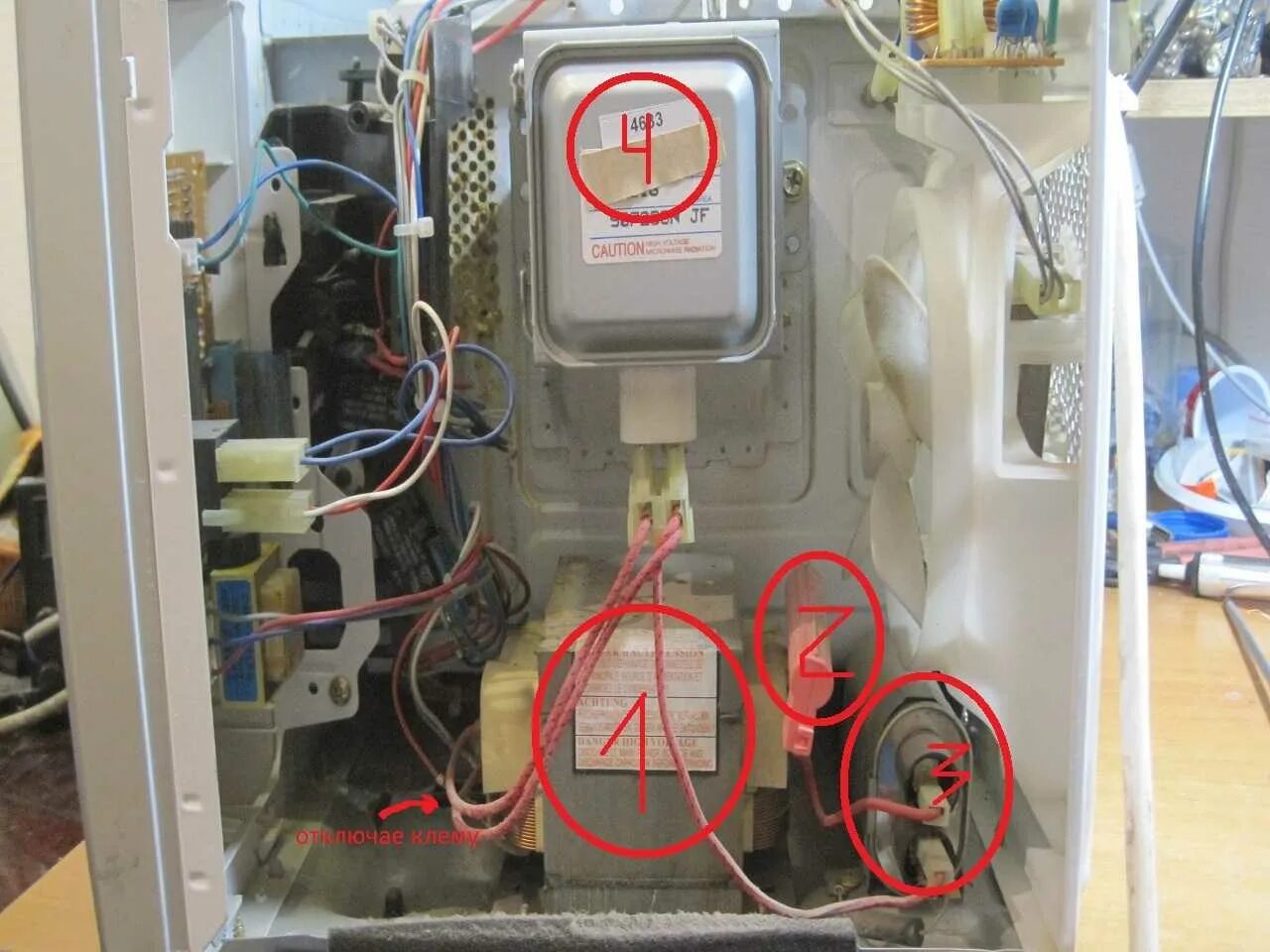Сгорает предохранитель в микроволновке. Микроволновка Daewoo высоковольтный предохранитель. Предохранитель магнетрона микроволновой печи. Высоковольтный предохранитель микроволновой печи LG MS 2342w. Печь самсунг микроволновая rfs518ts.
