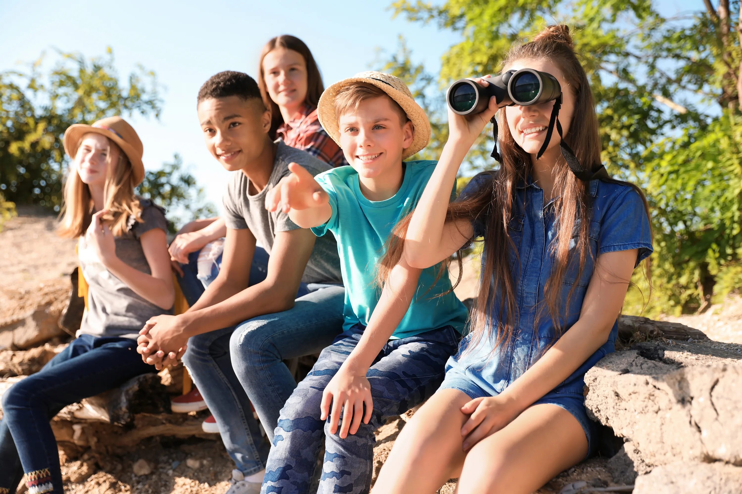 Groups nature. Летний лагерь teens Camp. Дети в детский лагерь жара. Дети в дорогом лагере. Дети в лагере крупный план.