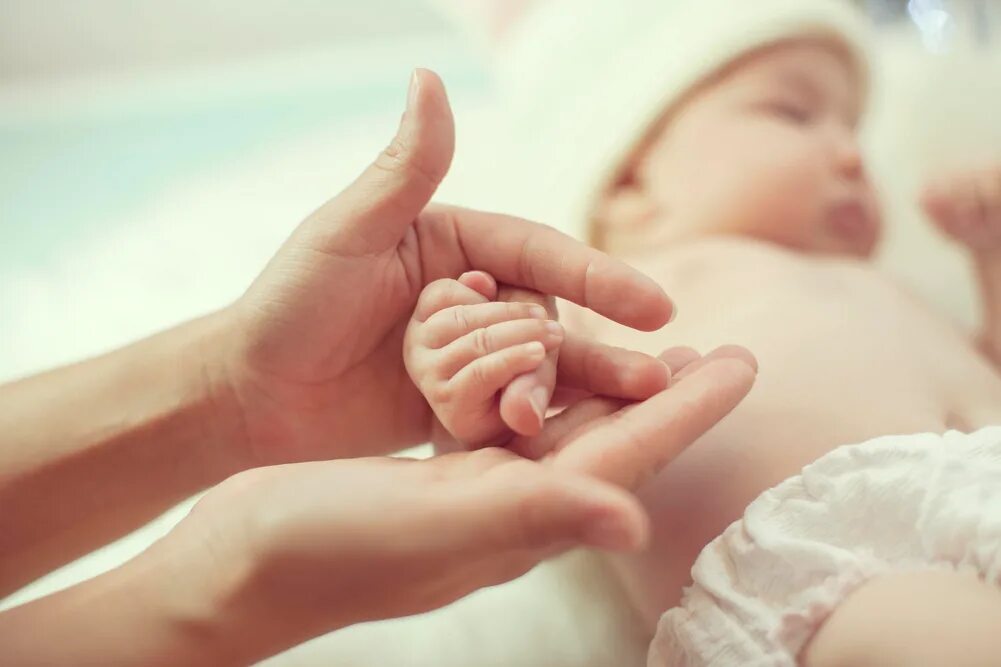 Фотосессия новорожденного мальчика. Baby fallen. Baby now we do. Очень красивого малыша мальчика. Младенец на руках.