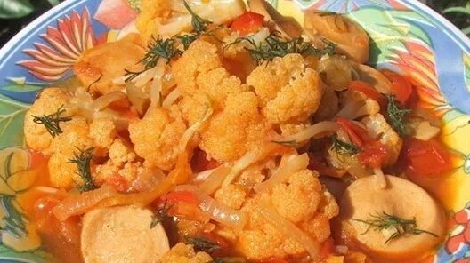 Тушеная цветная. Цветная капуста тушеная с овощами. Тушеная цветная капуста. Кабачки с цветной капустой. Тушёная капуста с цветной капустой.