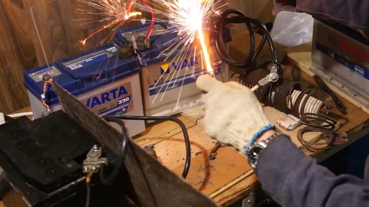 Аккумулятор сварочных работах. Сварочный от аккумулятора. сварочный аппарат из аккумулятора автомобиля. сварка автомобильным аккумулятором. сварочный аппарат для сварки от автомобильного аккумулятора.